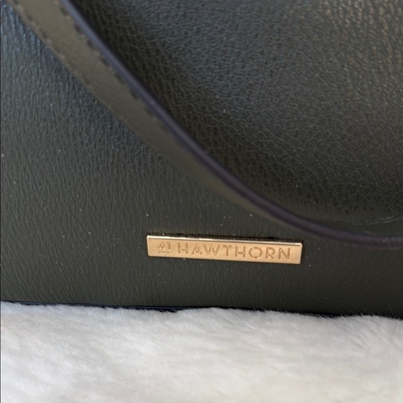 Sophisticated Green Tote with Gold Accents - Picture 2 of 15